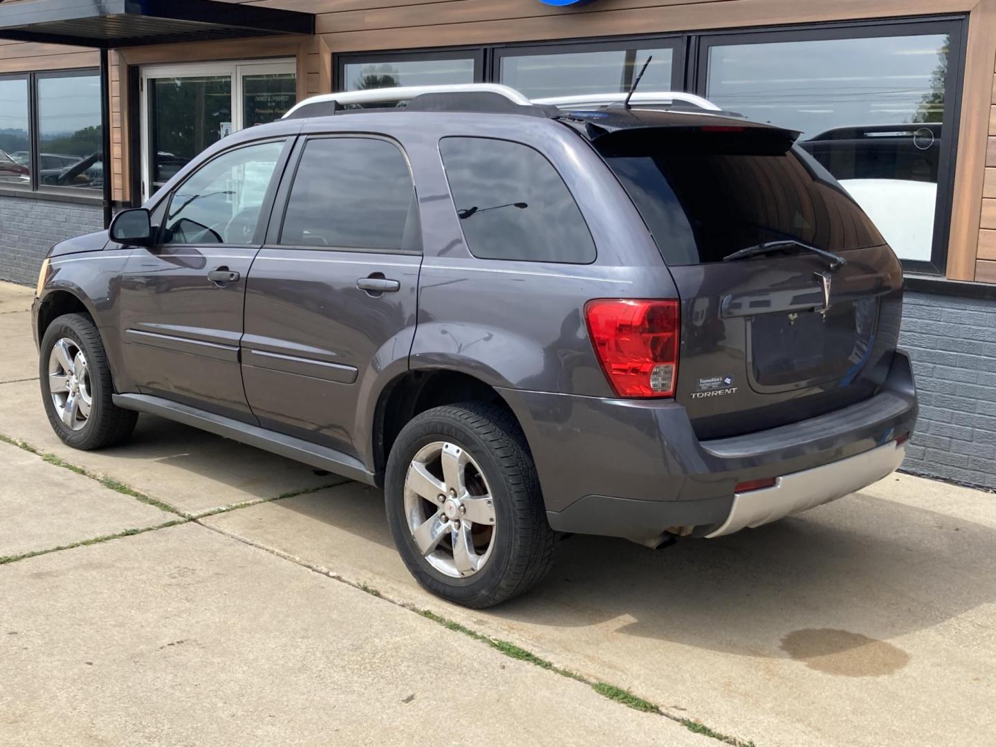 2008 Charcol Met Pontiac Torrent FWD (2CKDL33FX86) with an 3.4L V6 OHV 12V engine, 5-Speed Automatic transmission, located at 1800 South Ihm Blvd, Freeport, IL, 61032, (815) 232-5543, 42.278645, -89.607994 - Torrent Base 4D SUV FWD - Photo#2
