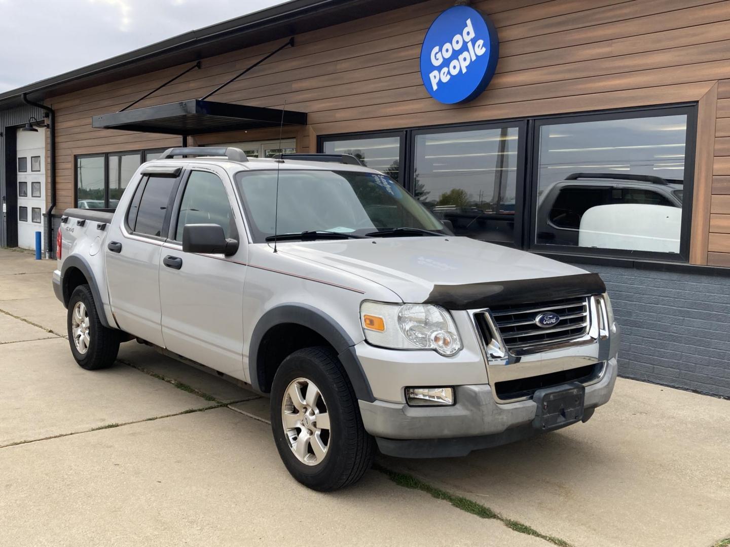 2010 Silver Ford Explorer Sport Trac XLT 4.0L 4WD (1FMEU5BE4AU) with an 4.0L V6 SOHC 12V engine, 5-Speed Automatic transmission, located at 1800 South Ihm Blvd, Freeport, IL, 61032, (815) 232-5543, 42.278645, -89.607994 - Explorer Sport Trac XLT 4D SUV 4WD - Photo#0