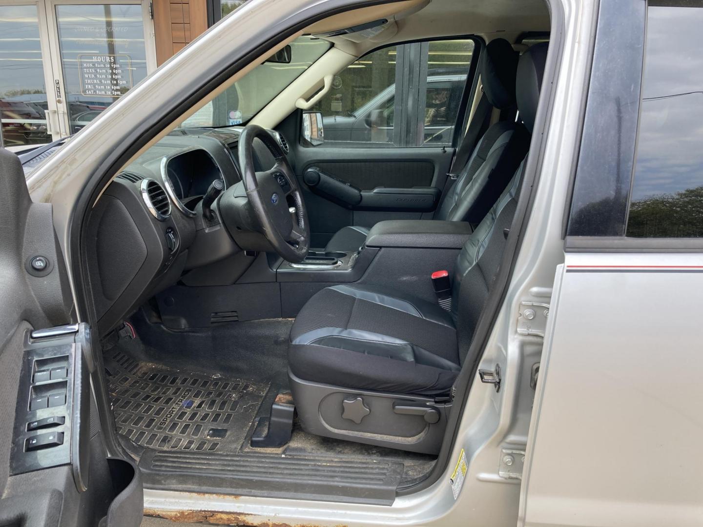 2010 Silver Ford Explorer Sport Trac XLT 4.0L 4WD (1FMEU5BE4AU) with an 4.0L V6 SOHC 12V engine, 5-Speed Automatic transmission, located at 1800 South Ihm Blvd, Freeport, IL, 61032, (815) 232-5543, 42.278645, -89.607994 - Explorer Sport Trac XLT 4D SUV 4WD - Photo#4