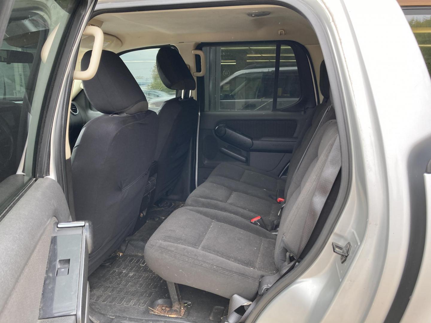 2010 Silver Ford Explorer Sport Trac XLT 4.0L 4WD (1FMEU5BE4AU) with an 4.0L V6 SOHC 12V engine, 5-Speed Automatic transmission, located at 1800 South Ihm Blvd, Freeport, IL, 61032, (815) 232-5543, 42.278645, -89.607994 - Explorer Sport Trac XLT 4D SUV 4WD - Photo#7