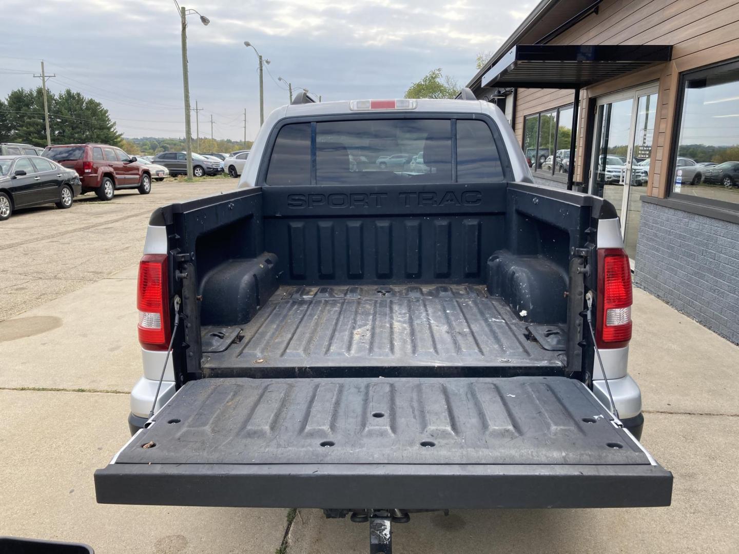 2010 Silver Ford Explorer Sport Trac XLT 4.0L 4WD (1FMEU5BE4AU) with an 4.0L V6 SOHC 12V engine, 5-Speed Automatic transmission, located at 1800 South Ihm Blvd, Freeport, IL, 61032, (815) 232-5543, 42.278645, -89.607994 - Explorer Sport Trac XLT 4D SUV 4WD - Photo#8