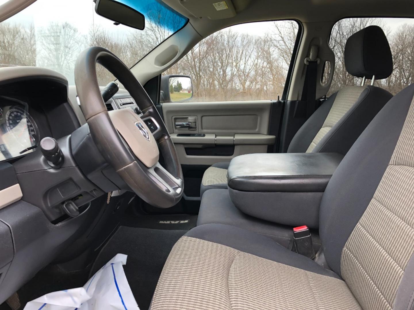 2009 Indy Red Dodge Ram 1500 SLT Crew Cab 4WD (1D3HV13T59J) with an 5.7L V8 OHV 16V engine, 5-Speed Automatic transmission, located at 1800 South Ihm Blvd, Freeport, IL, 61032, (815) 232-5543, 42.278645, -89.607994 - Photo#3