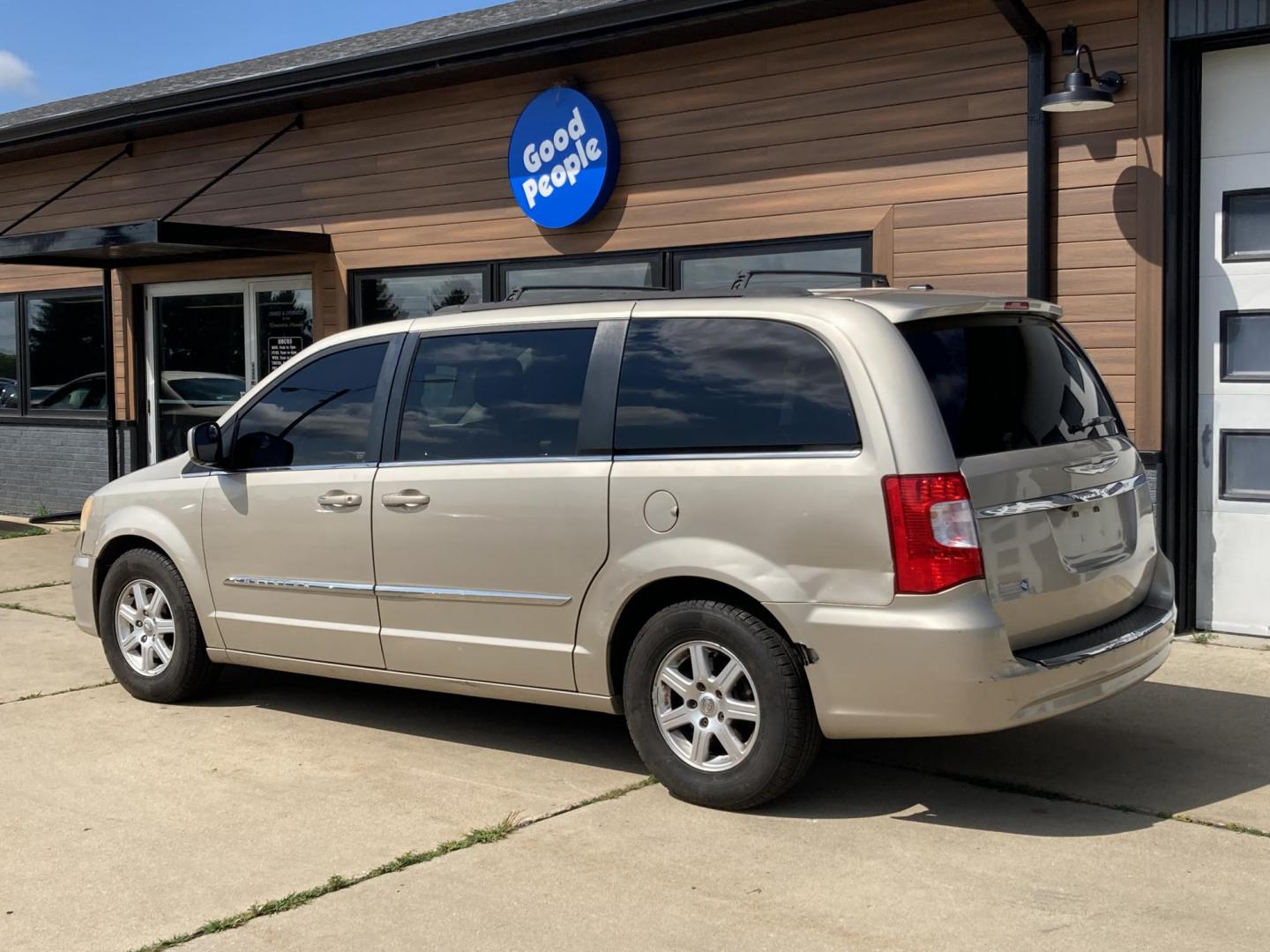 2013 Lt Almond Met Chrysler Town and Country Touring (2C4RC1BG8DR) with an 3.6L V6 DOHC 24V engine, 6-Speed Automatic transmission, located at 1800 South Ihm Blvd, Freeport, IL, 61032, (815) 232-5543, 42.278645, -89.607994 - Photo#0