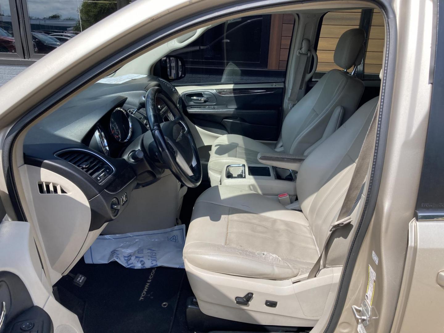 2013 Lt Almond Met Chrysler Town and Country Touring (2C4RC1BG8DR) with an 3.6L V6 DOHC 24V engine, 6-Speed Automatic transmission, located at 1800 South Ihm Blvd, Freeport, IL, 61032, (815) 232-5543, 42.278645, -89.607994 - Photo#5