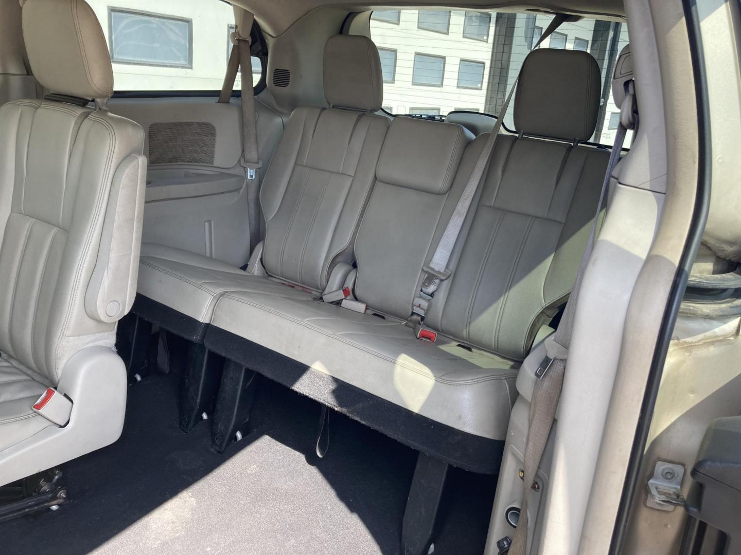 2013 Lt Almond Met Chrysler Town and Country Touring (2C4RC1BG8DR) with an 3.6L V6 DOHC 24V engine, 6-Speed Automatic transmission, located at 1800 South Ihm Blvd, Freeport, IL, 61032, (815) 232-5543, 42.278645, -89.607994 - Photo#8