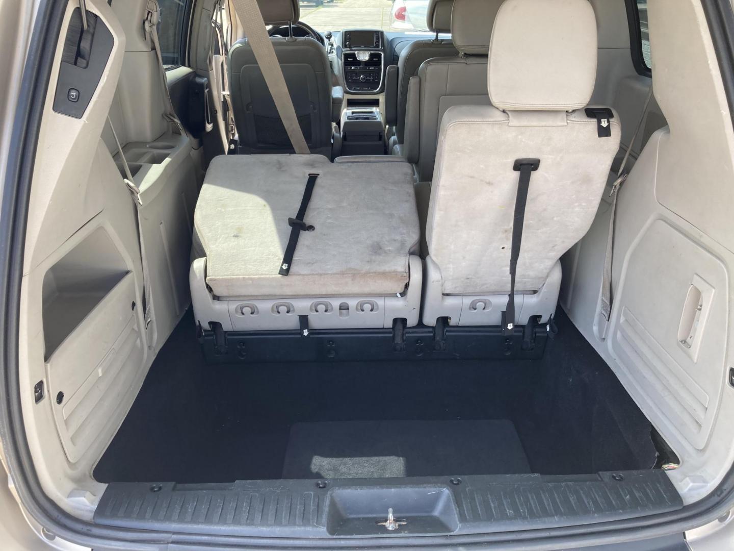 2013 Lt Almond Met Chrysler Town and Country Touring (2C4RC1BG8DR) with an 3.6L V6 DOHC 24V engine, 6-Speed Automatic transmission, located at 1800 South Ihm Blvd, Freeport, IL, 61032, (815) 232-5543, 42.278645, -89.607994 - Photo#9