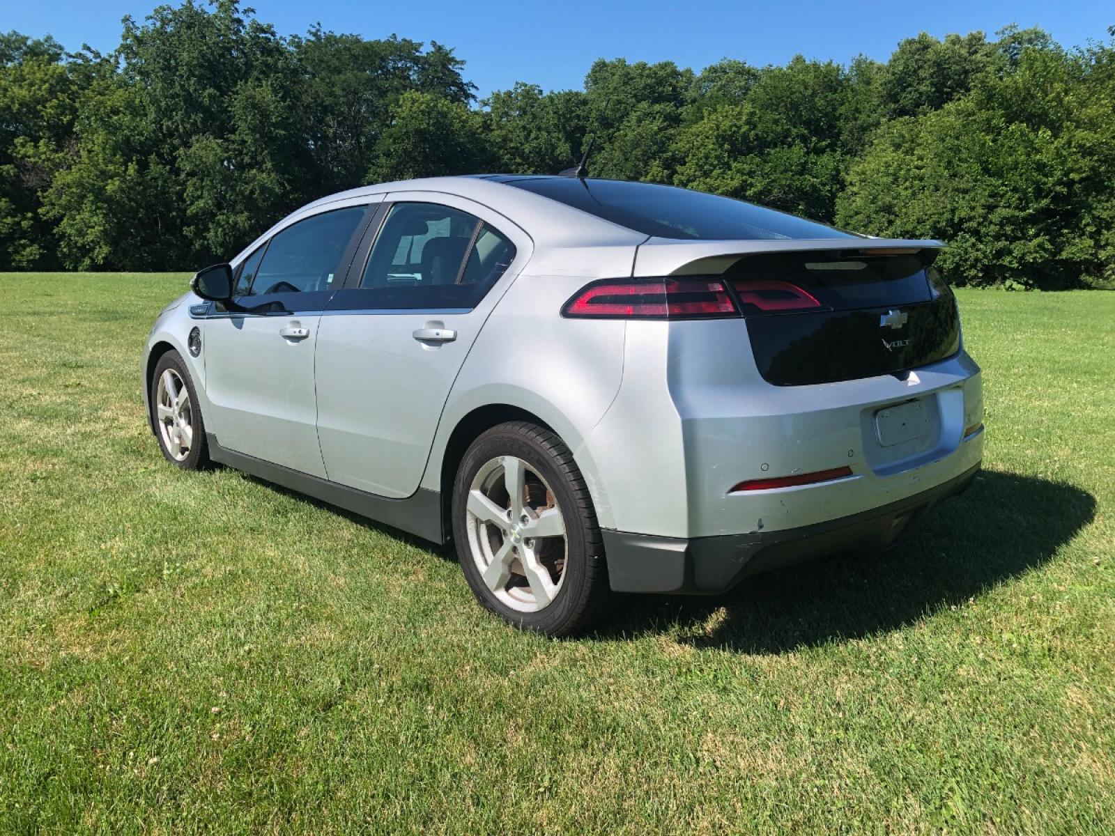 2012 Silver Ice met Chevrolet Volt Standard (1G1RA6E48CU) with an ELECTRIC engine, Continuously Variable Transmission transmission, located at 1800 South Ihm Blvd, Freeport, IL, 61032, (815) 232-5543, 42.278645, -89.607994 - Photo #1
