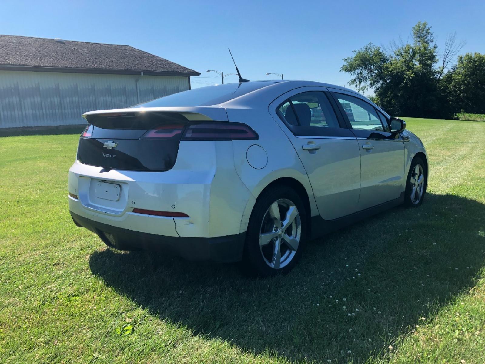 2012 Silver Ice met Chevrolet Volt Standard (1G1RA6E48CU) with an ELECTRIC engine, Continuously Variable Transmission transmission, located at 1800 South Ihm Blvd, Freeport, IL, 61032, (815) 232-5543, 42.278645, -89.607994 - Volt 4D Hatchback - Photo #2