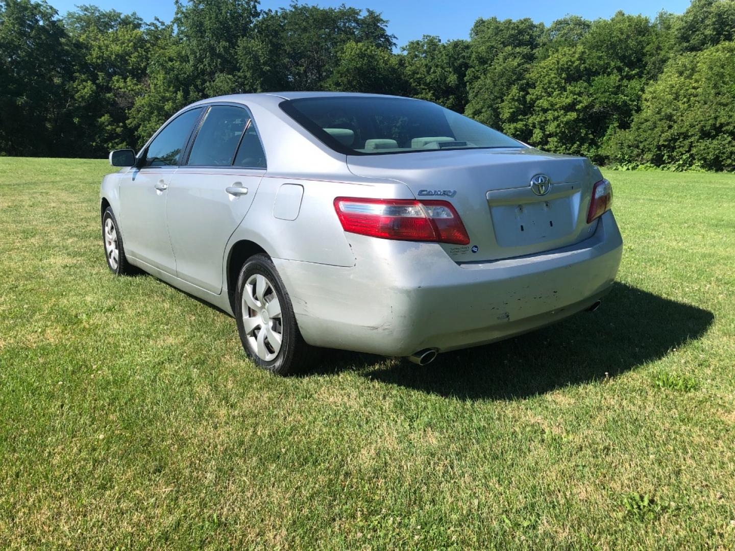 2007 Silver met Toyota Camry LE V6 (4T1BK46K07U) with an 3.5L V6 DOHC 24V engine, 6-Speed Automatic Overdrive transmission, located at 1800 South Ihm Blvd, Freeport, IL, 61032, (815) 232-5543, 42.278645, -89.607994 - Photo#1