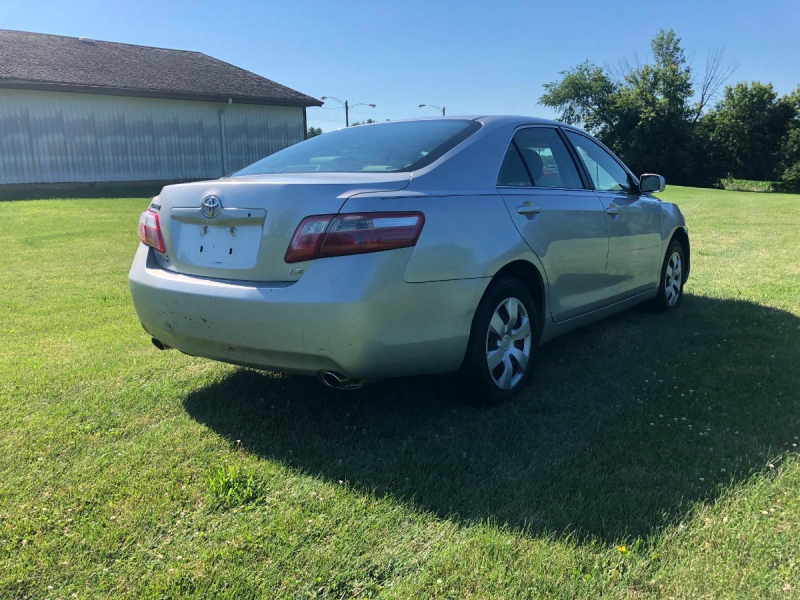 2007 Silver met Toyota Camry LE V6 (4T1BK46K07U) with an 3.5L V6 DOHC 24V engine, 6-Speed Automatic Overdrive transmission, located at 1800 South Ihm Blvd, Freeport, IL, 61032, (815) 232-5543, 42.278645, -89.607994 - Photo #2
