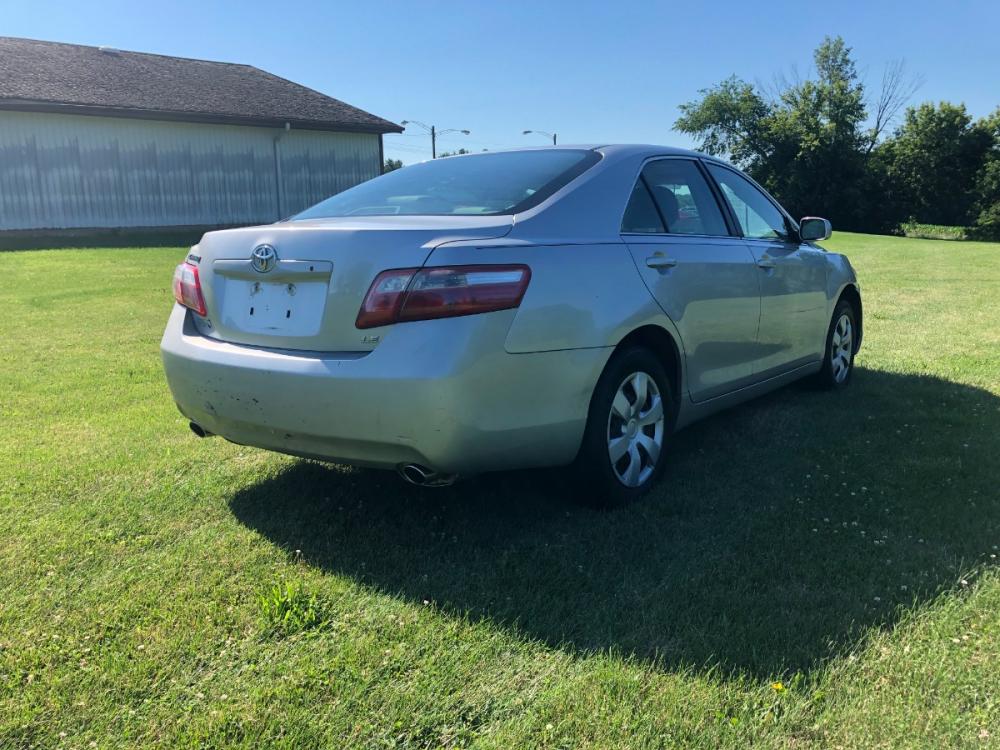 2007 Silver met Toyota Camry LE V6 (4T1BK46K07U) with an 3.5L V6 DOHC 24V engine, 6-Speed Automatic Overdrive transmission, located at 1800 South Ihm Blvd, Freeport, IL, 61032, (815) 232-5543, 42.278645, -89.607994 - Camry LE 4D Sedan V6 - Photo #2