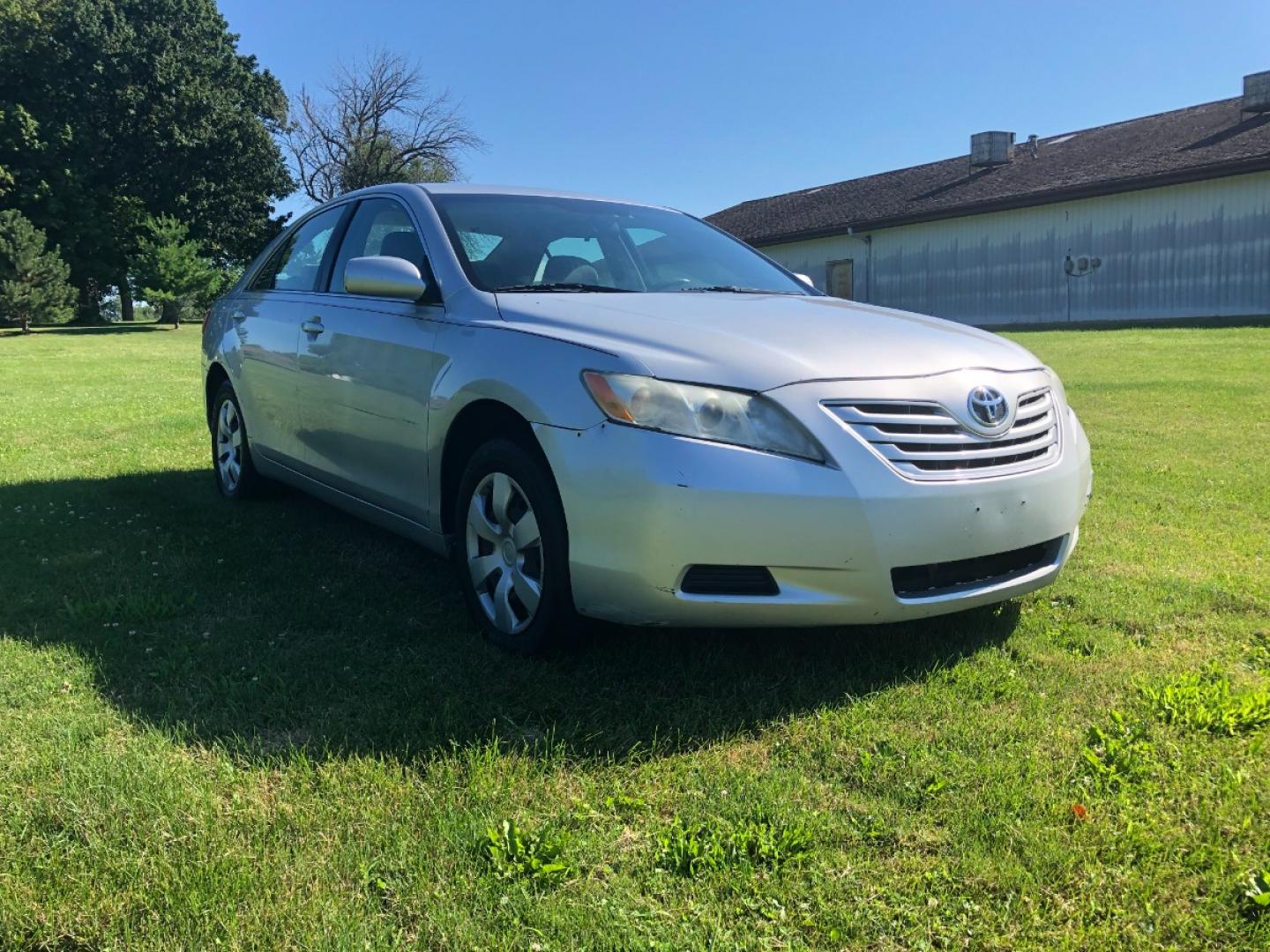 2007 Silver met Toyota Camry LE V6 (4T1BK46K07U) with an 3.5L V6 DOHC 24V engine, 6-Speed Automatic Overdrive transmission, located at 1800 South Ihm Blvd, Freeport, IL, 61032, (815) 232-5543, 42.278645, -89.607994 - Photo#3