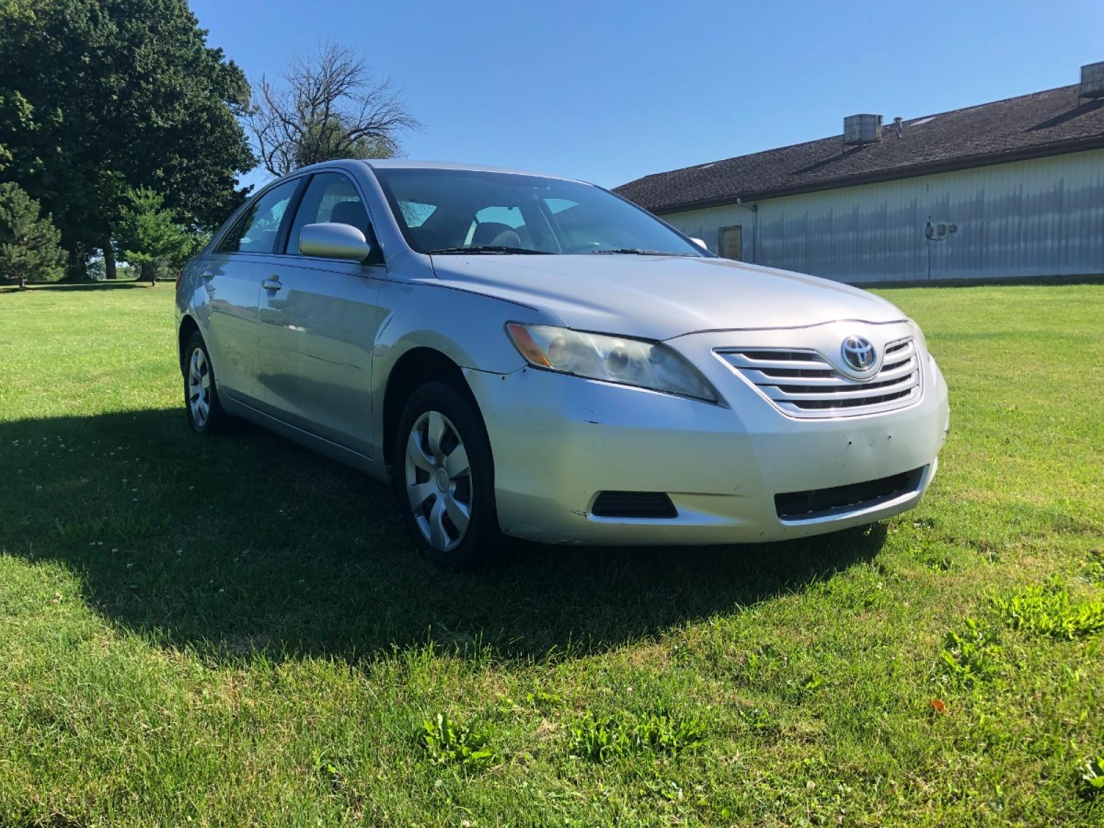 2007 Silver met Toyota Camry LE V6 (4T1BK46K07U) with an 3.5L V6 DOHC 24V engine, 6-Speed Automatic Overdrive transmission, located at 1800 South Ihm Blvd, Freeport, IL, 61032, (815) 232-5543, 42.278645, -89.607994 - Photo #3