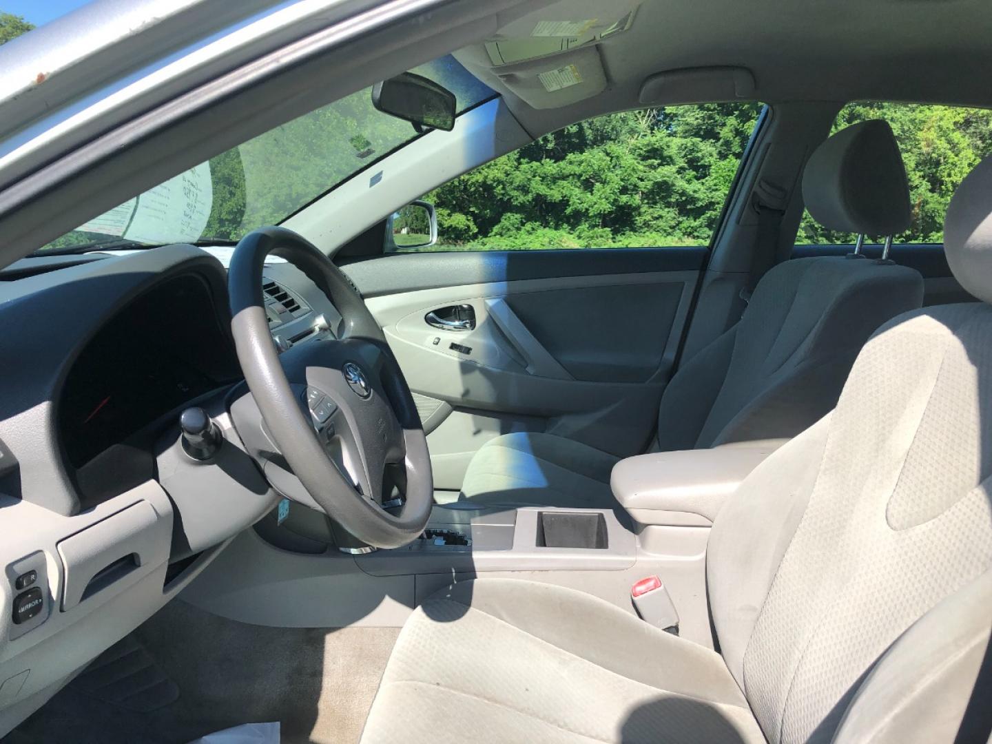 2007 Silver met Toyota Camry LE V6 (4T1BK46K07U) with an 3.5L V6 DOHC 24V engine, 6-Speed Automatic Overdrive transmission, located at 1800 South Ihm Blvd, Freeport, IL, 61032, (815) 232-5543, 42.278645, -89.607994 - Photo#4