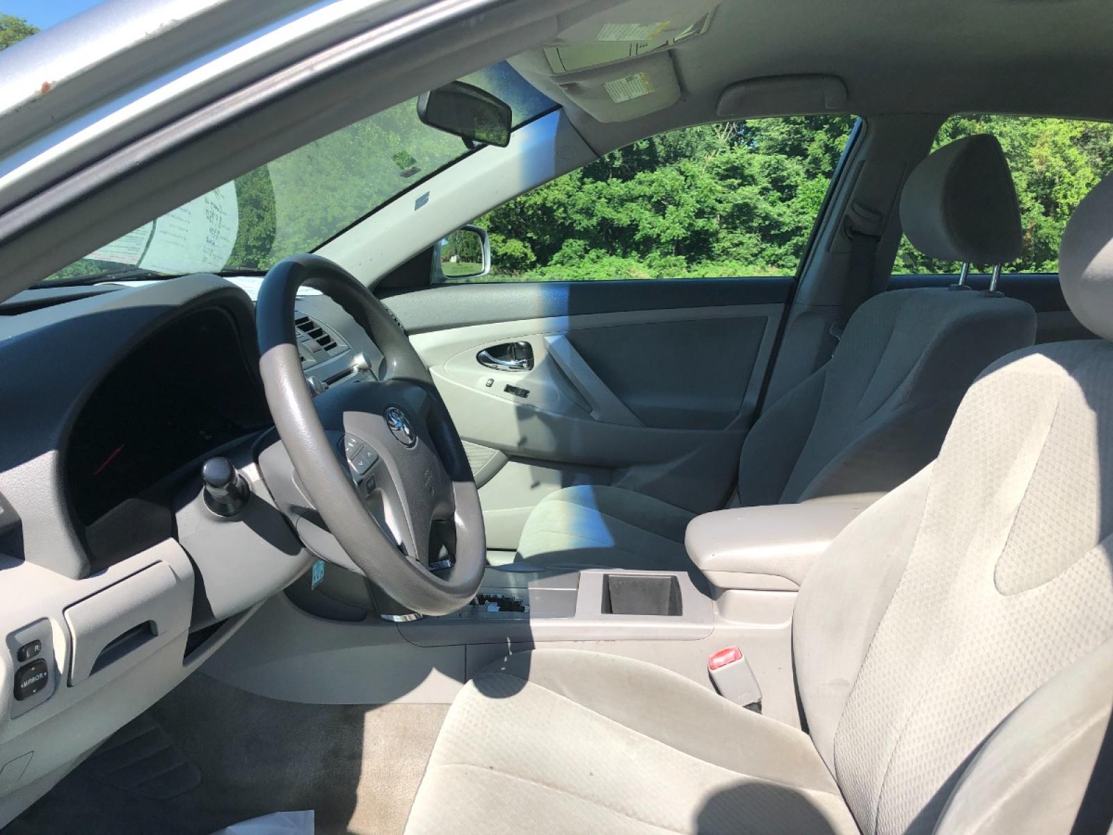2007 Silver met Toyota Camry LE V6 (4T1BK46K07U) with an 3.5L V6 DOHC 24V engine, 6-Speed Automatic Overdrive transmission, located at 1800 South Ihm Blvd, Freeport, IL, 61032, (815) 232-5543, 42.278645, -89.607994 - Photo #4