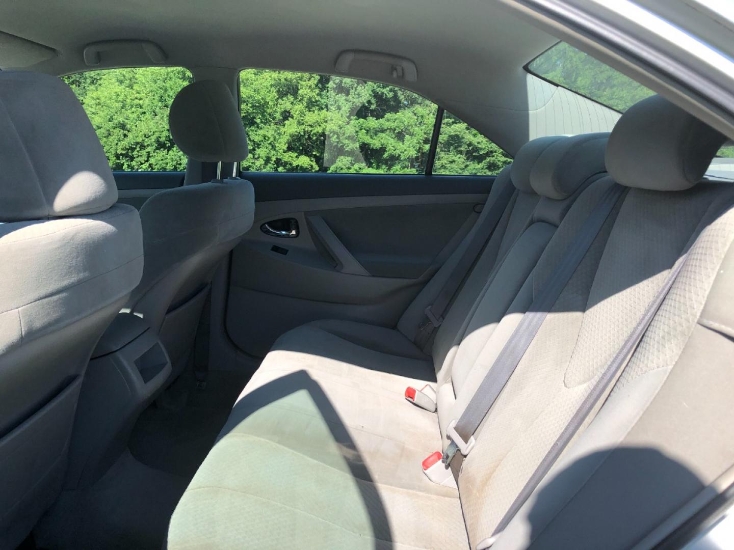 2007 Silver met Toyota Camry LE V6 (4T1BK46K07U) with an 3.5L V6 DOHC 24V engine, 6-Speed Automatic Overdrive transmission, located at 1800 South Ihm Blvd, Freeport, IL, 61032, (815) 232-5543, 42.278645, -89.607994 - Photo#6