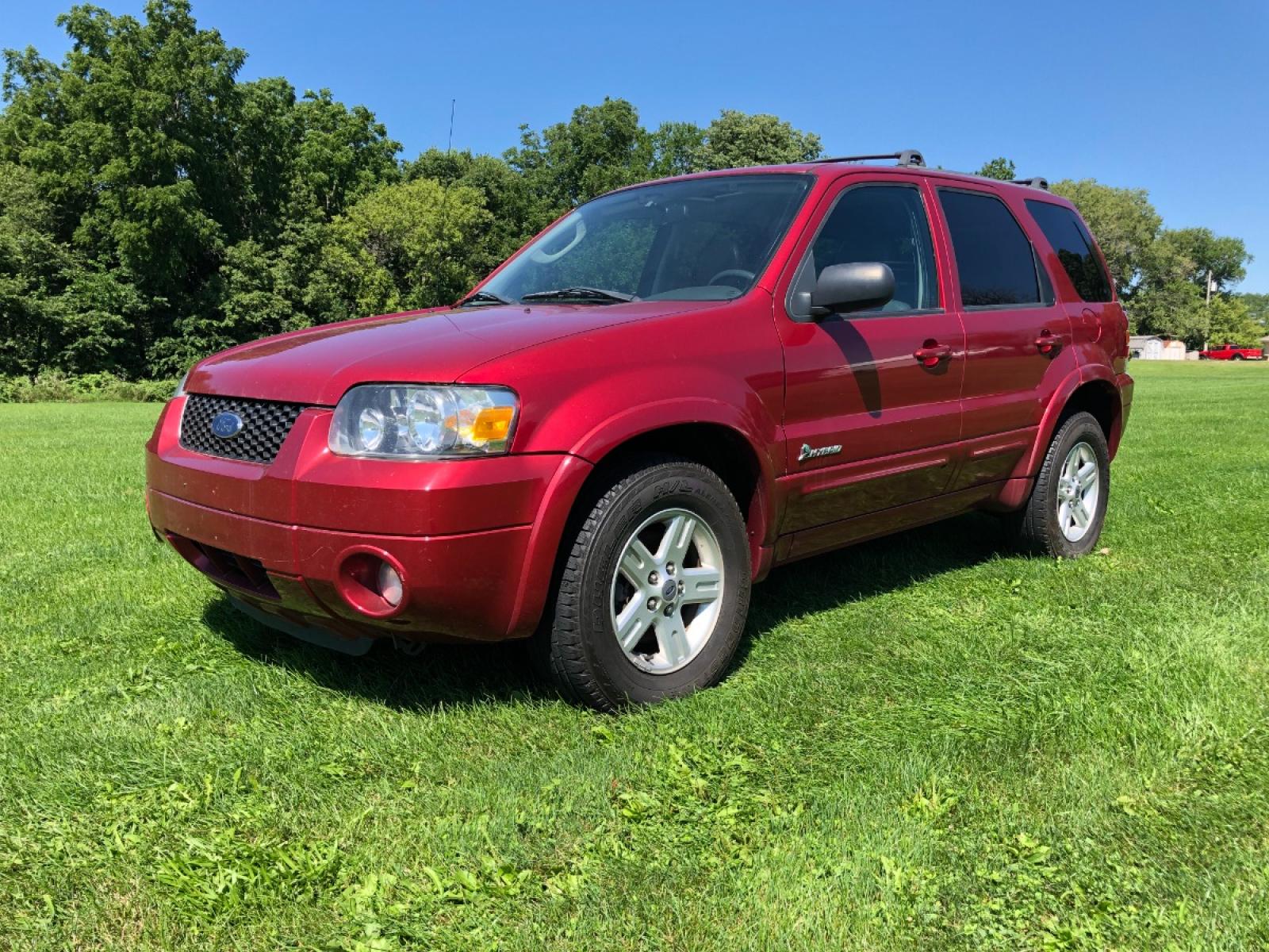 2006 Redfire Met Ford Escape Hybrid FWD (1FMCU95HX6K) with an 2.3L L4 DOHC 16V HYBRID engine, Automatic CVT Overdrive transmission, located at 1800 South Ihm Blvd, Freeport, IL, 61032, (815) 232-5543, 42.278645, -89.607994 - Photo #0