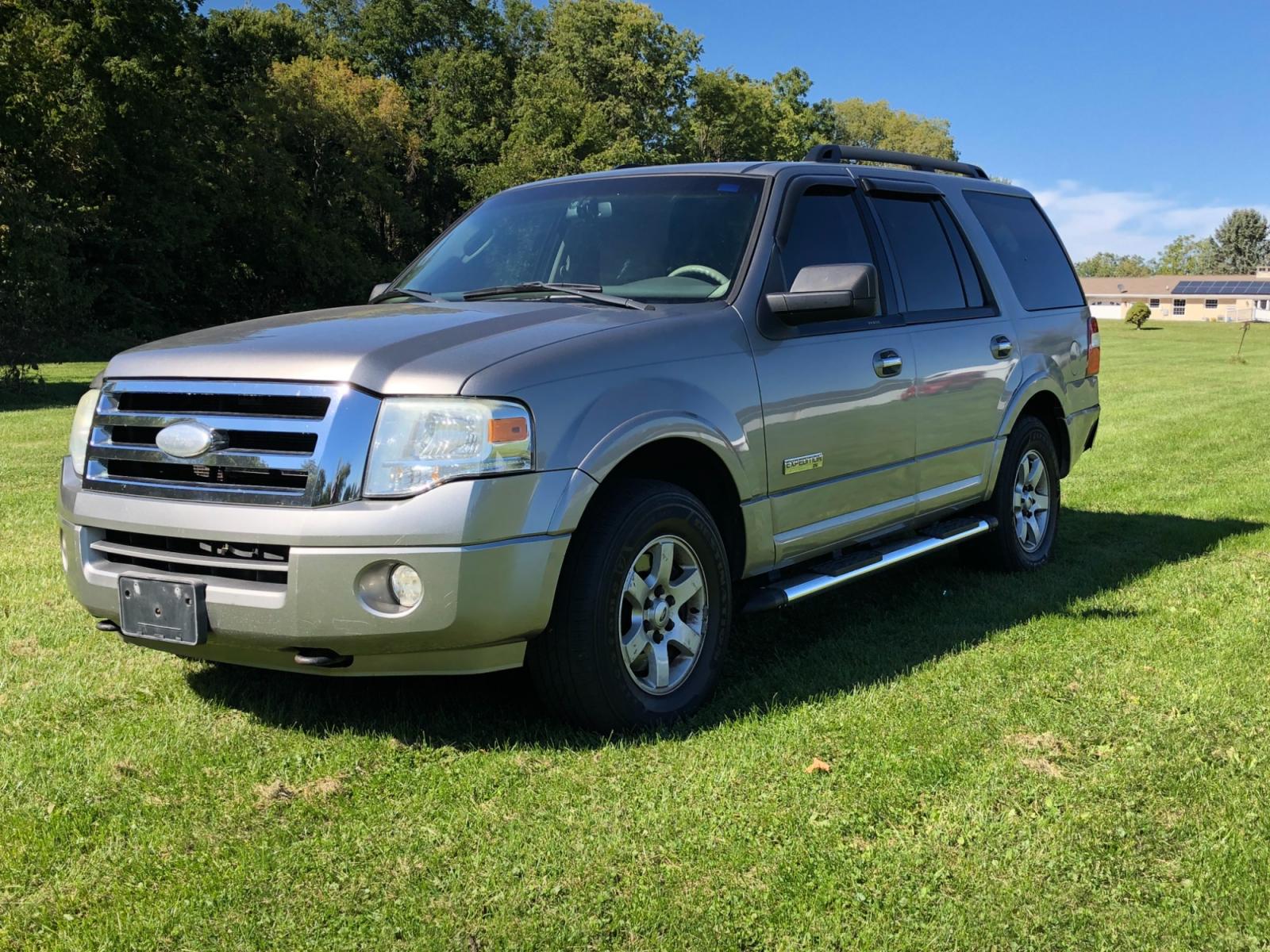 2008 Silver Birch Met Ford Expedition XLT 4WD (1FMFU16538L) with an 5.4L V8 SOHC 16V engine, 6-Speed Automatic Overdrive transmission, located at 1800 South Ihm Blvd, Freeport, IL, 61032, (815) 232-5543, 42.278645, -89.607994 - Photo #0