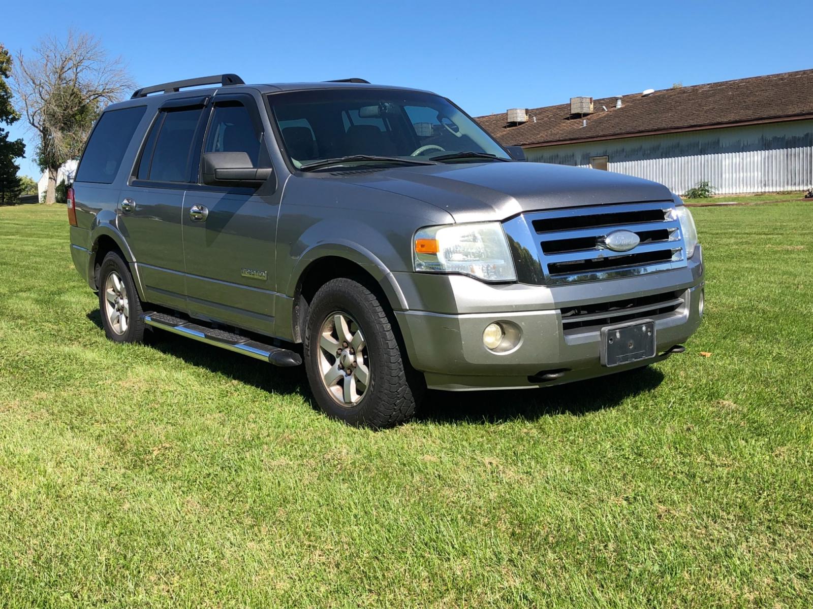 2008 Silver Birch Met Ford Expedition XLT 4WD (1FMFU16538L) with an 5.4L V8 SOHC 16V engine, 6-Speed Automatic Overdrive transmission, located at 1800 South Ihm Blvd, Freeport, IL, 61032, (815) 232-5543, 42.278645, -89.607994 - Photo #3