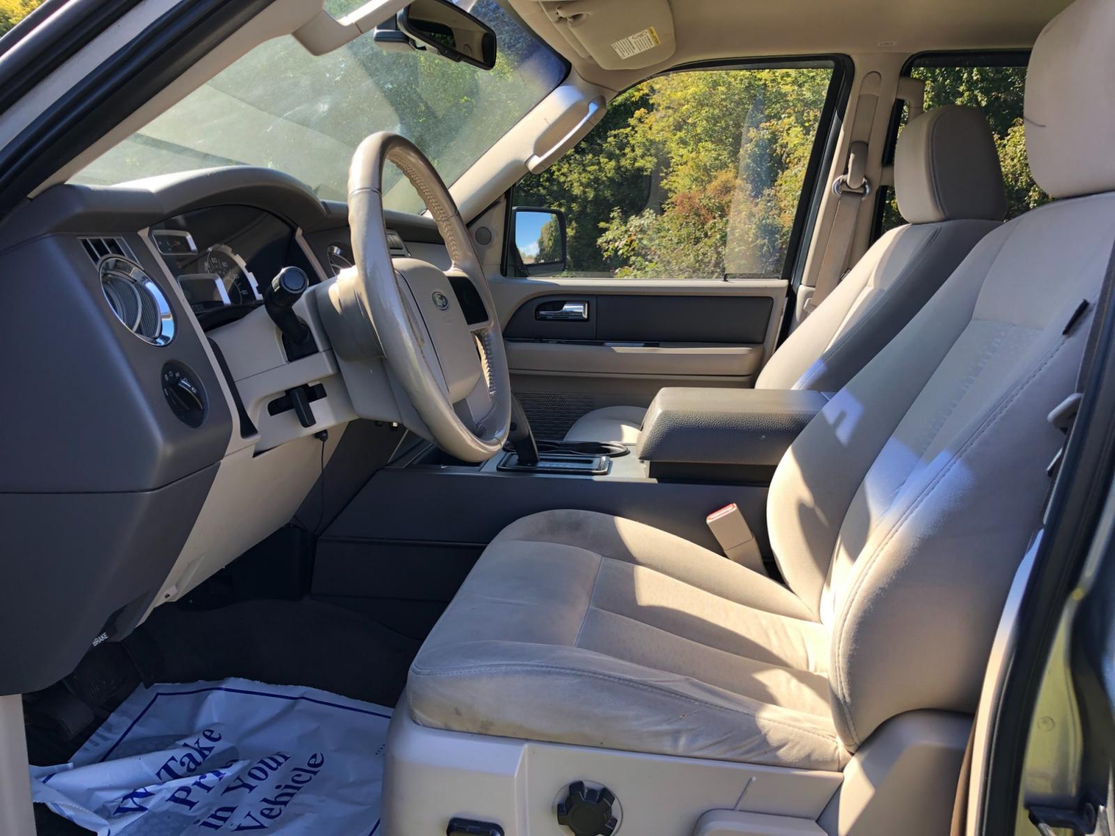 2008 Silver Birch Met Ford Expedition XLT 4WD (1FMFU16538L) with an 5.4L V8 SOHC 16V engine, 6-Speed Automatic Overdrive transmission, located at 1800 South Ihm Blvd, Freeport, IL, 61032, (815) 232-5543, 42.278645, -89.607994 - Photo #4