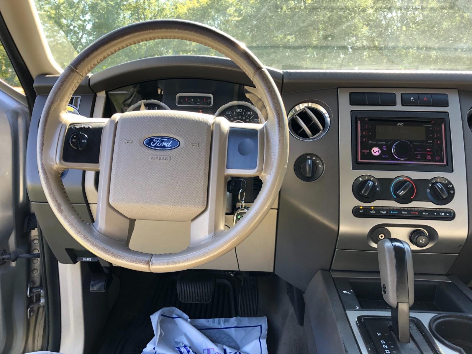 2008 Silver Birch Met Ford Expedition XLT 4WD (1FMFU16538L) with an 5.4L V8 SOHC 16V engine, 6-Speed Automatic Overdrive transmission, located at 1800 South Ihm Blvd, Freeport, IL, 61032, (815) 232-5543, 42.278645, -89.607994 - Expedition XLT 4D SUV 4WD - Photo #5