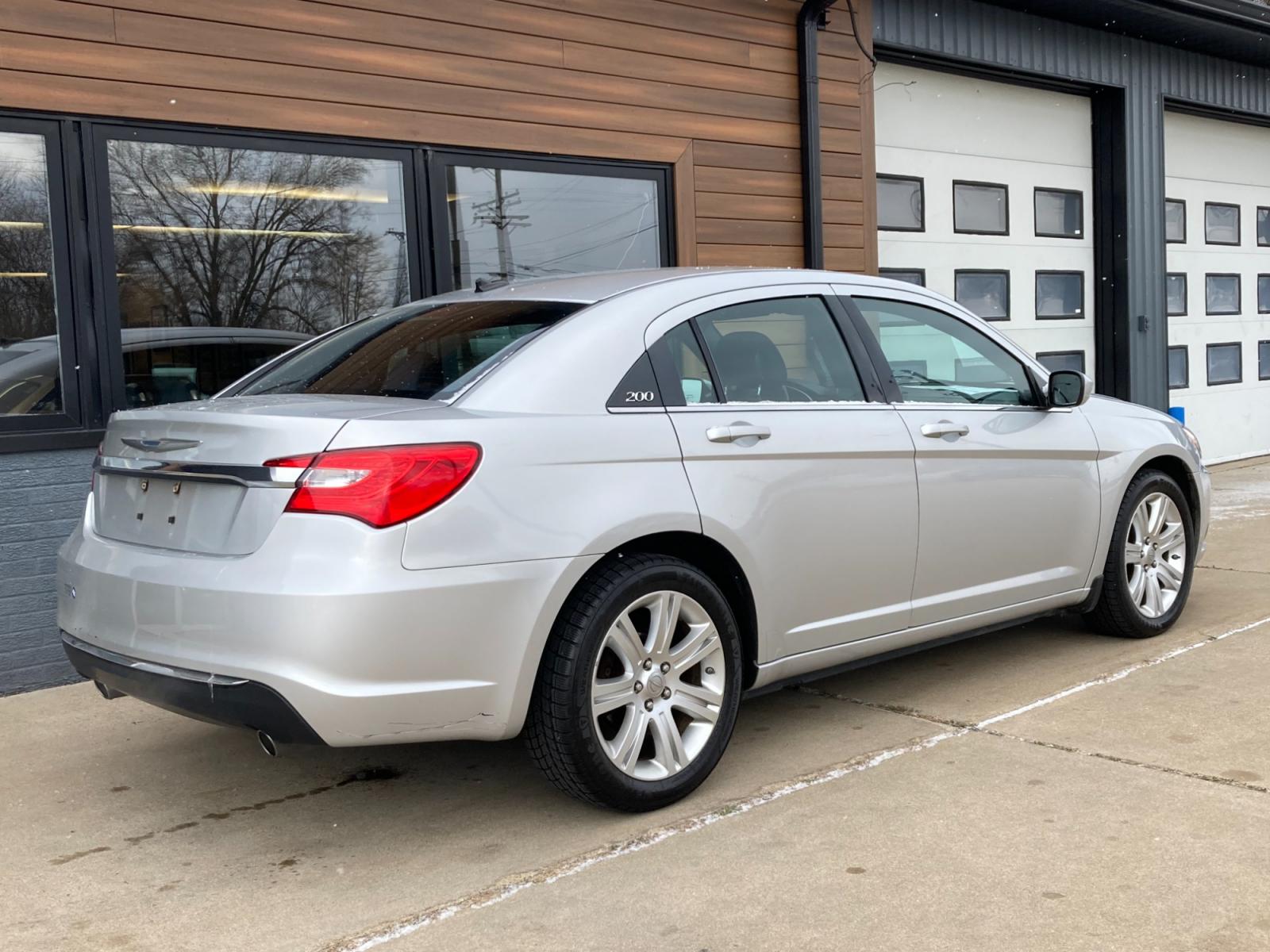 2012 Silver Met Chrysler 200 Touring (1C3CCBBGXCN) with an 3.6L V6 DOHC 24V FFV engine, 6-Speed Automatic transmission, located at 1800 South Ihm Blvd, Freeport, IL, 61032, (815) 232-5543, 42.278645, -89.607994 - Photo #1