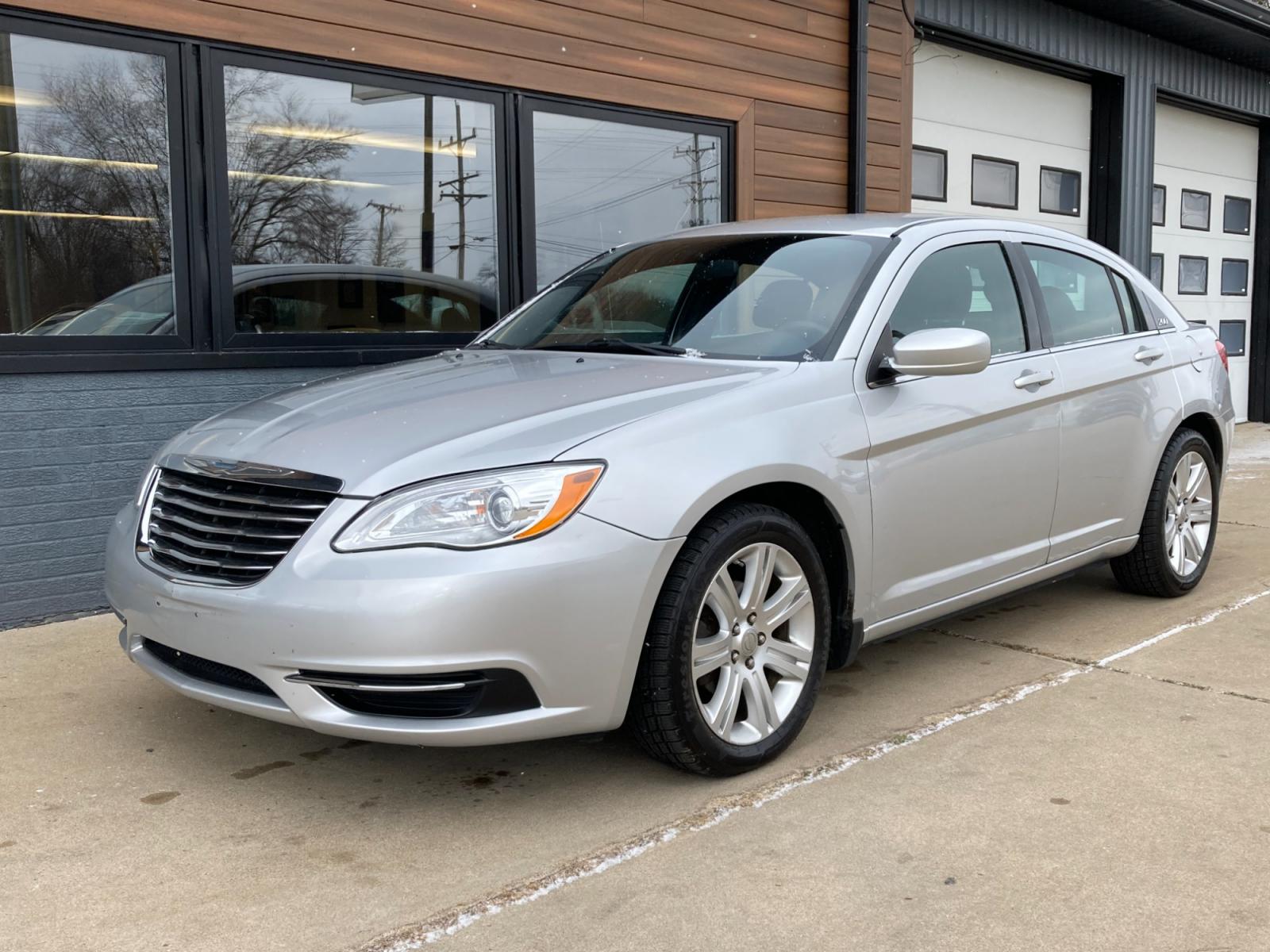 2012 Silver Met Chrysler 200 Touring (1C3CCBBGXCN) with an 3.6L V6 DOHC 24V FFV engine, 6-Speed Automatic transmission, located at 1800 South Ihm Blvd, Freeport, IL, 61032, (815) 232-5543, 42.278645, -89.607994 - Photo #2
