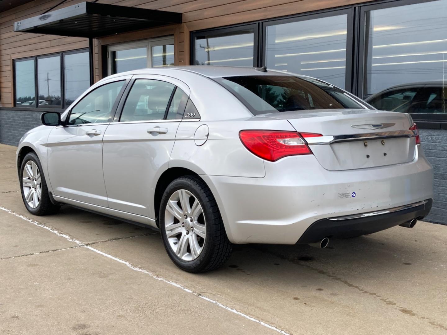 2012 Silver Met Chrysler 200 Touring (1C3CCBBGXCN) with an 3.6L V6 DOHC 24V FFV engine, 6-Speed Automatic transmission, located at 1800 South Ihm Blvd, Freeport, IL, 61032, (815) 232-5543, 42.278645, -89.607994 - 200 Touring 4D Sedan - Photo#3