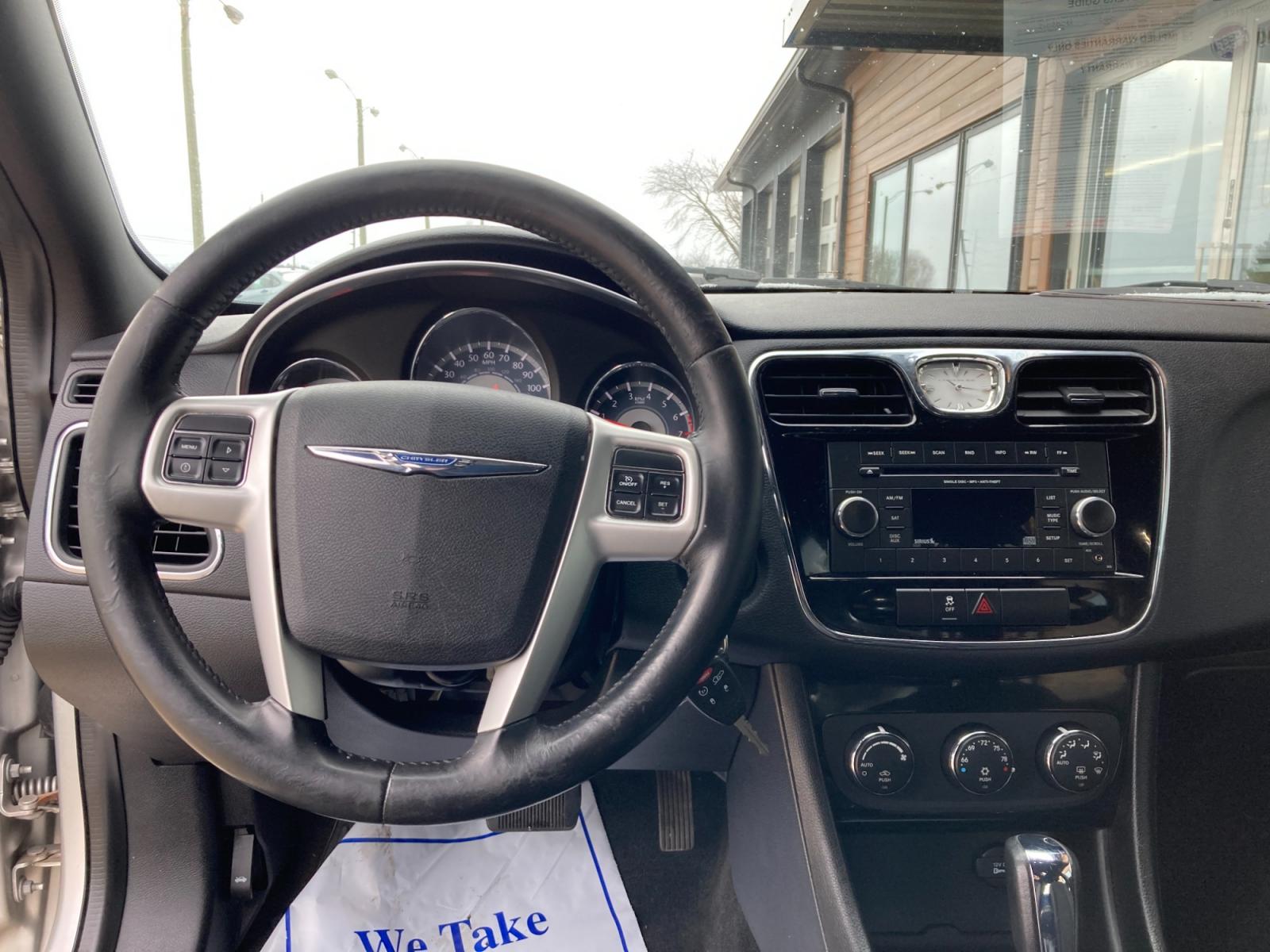 2012 Silver Met Chrysler 200 Touring (1C3CCBBGXCN) with an 3.6L V6 DOHC 24V FFV engine, 6-Speed Automatic transmission, located at 1800 South Ihm Blvd, Freeport, IL, 61032, (815) 232-5543, 42.278645, -89.607994 - Photo #5