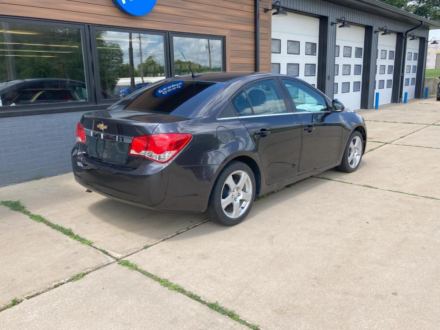 2014 Graphite Met. Chevrolet Cruze 1LT Auto (1G1PC5SB8E7) with an 1.4L L4 DOHC 16V TURBO engine, 6-Speed Automatic transmission, located at 1800 South Ihm Blvd, Freeport, IL, 61032, (815) 232-5543, 42.278645, -89.607994 - Cruze LT 4D Sedan - Photo#2