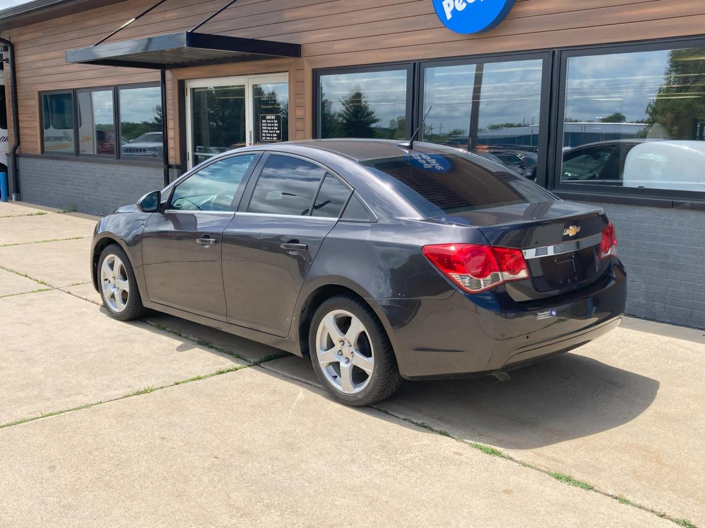 2014 Graphite Met. Chevrolet Cruze 1LT Auto (1G1PC5SB8E7) with an 1.4L L4 DOHC 16V TURBO engine, 6-Speed Automatic transmission, located at 1800 South Ihm Blvd, Freeport, IL, 61032, (815) 232-5543, 42.278645, -89.607994 - Cruze LT 4D Sedan - Photo#3