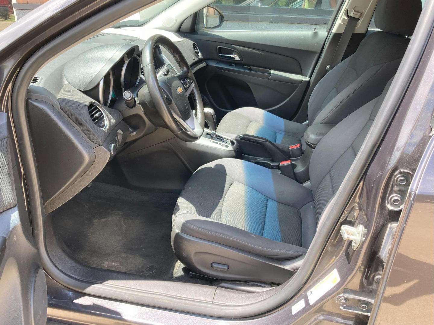 2014 Graphite Met. Chevrolet Cruze 1LT Auto (1G1PC5SB8E7) with an 1.4L L4 DOHC 16V TURBO engine, 6-Speed Automatic transmission, located at 1800 South Ihm Blvd, Freeport, IL, 61032, (815) 232-5543, 42.278645, -89.607994 - Cruze LT 4D Sedan - Photo#4