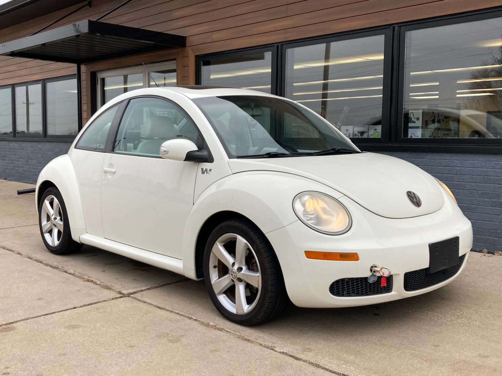 2008 Arctic White Volkswagen New Beetle S PZEV (3VWFG31C68M) with an 2.5L L5 DOHC 20V engine, located at 1800 South Ihm Blvd, Freeport, IL, 61032, (815) 232-5543, 42.278645, -89.607994 - New Beetle SE 2D Coupe - Photo #0
