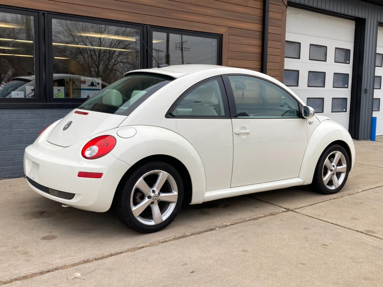 2008 Arctic White Volkswagen New Beetle S PZEV (3VWFG31C68M) with an 2.5L L5 DOHC 20V engine, located at 1800 South Ihm Blvd, Freeport, IL, 61032, (815) 232-5543, 42.278645, -89.607994 - New Beetle SE 2D Coupe - Photo #1