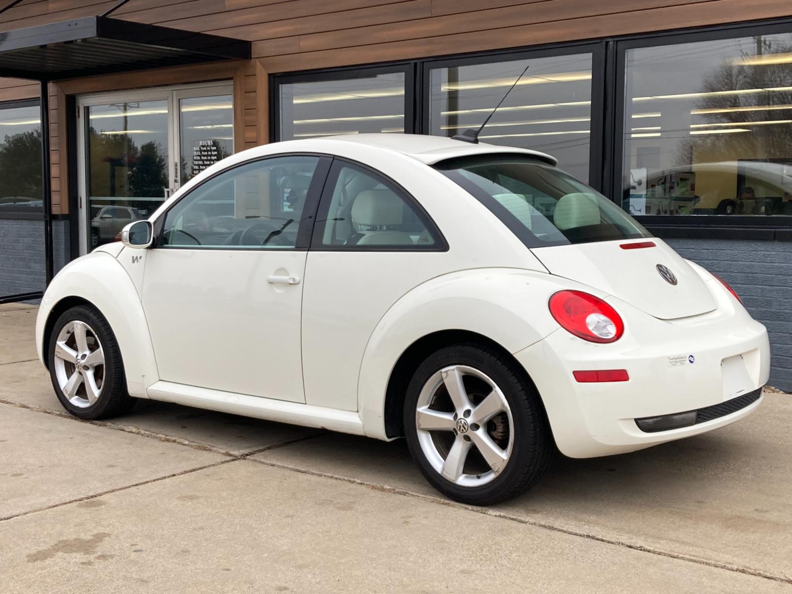 2008 Arctic White Volkswagen New Beetle S PZEV (3VWFG31C68M) with an 2.5L L5 DOHC 20V engine, located at 1800 South Ihm Blvd, Freeport, IL, 61032, (815) 232-5543, 42.278645, -89.607994 - New Beetle SE 2D Coupe - Photo #2