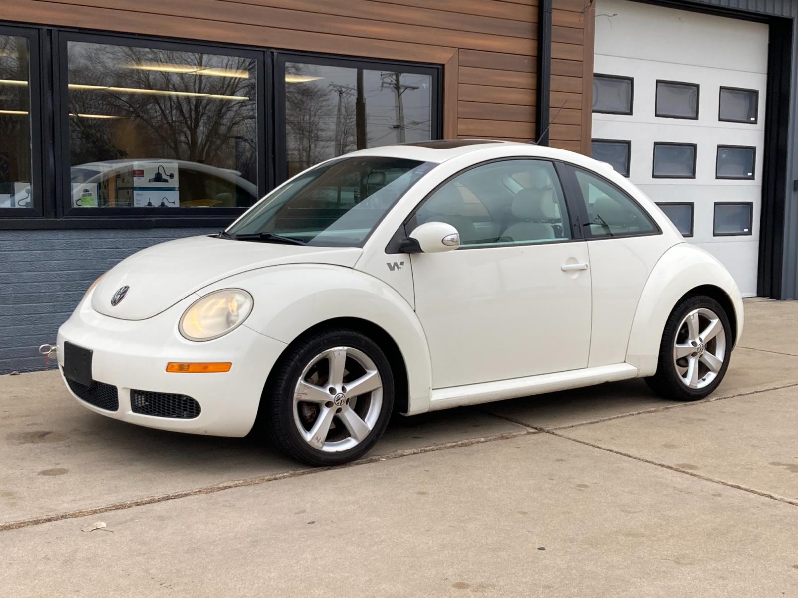 2008 Arctic White Volkswagen New Beetle S PZEV (3VWFG31C68M) with an 2.5L L5 DOHC 20V engine, located at 1800 South Ihm Blvd, Freeport, IL, 61032, (815) 232-5543, 42.278645, -89.607994 - New Beetle SE 2D Coupe - Photo #3