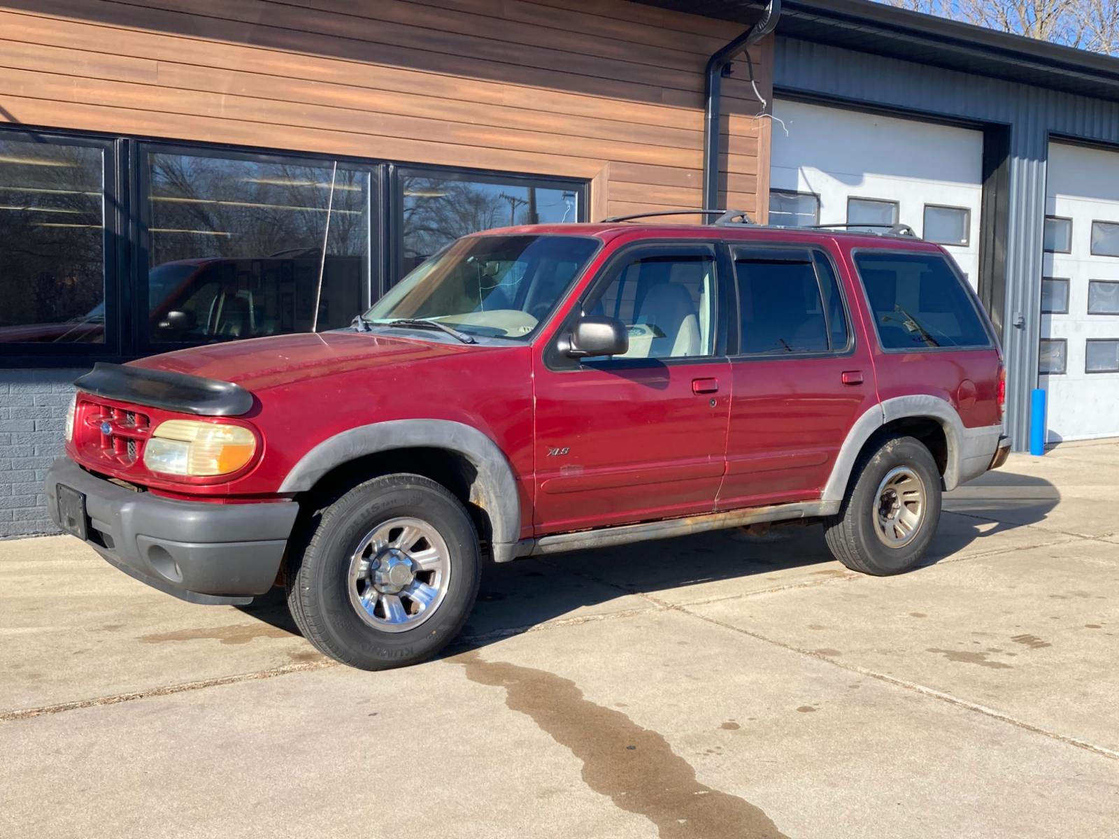 2000 Red Ford Explorer XLS 4WD (1FMZU72X9YZ) with an 4.0L V6 SOHC 12V engine, located at 1800 South Ihm Blvd, Freeport, IL, 61032, (815) 232-5543, 42.278645, -89.607994 - EXPLORER - Photo #3