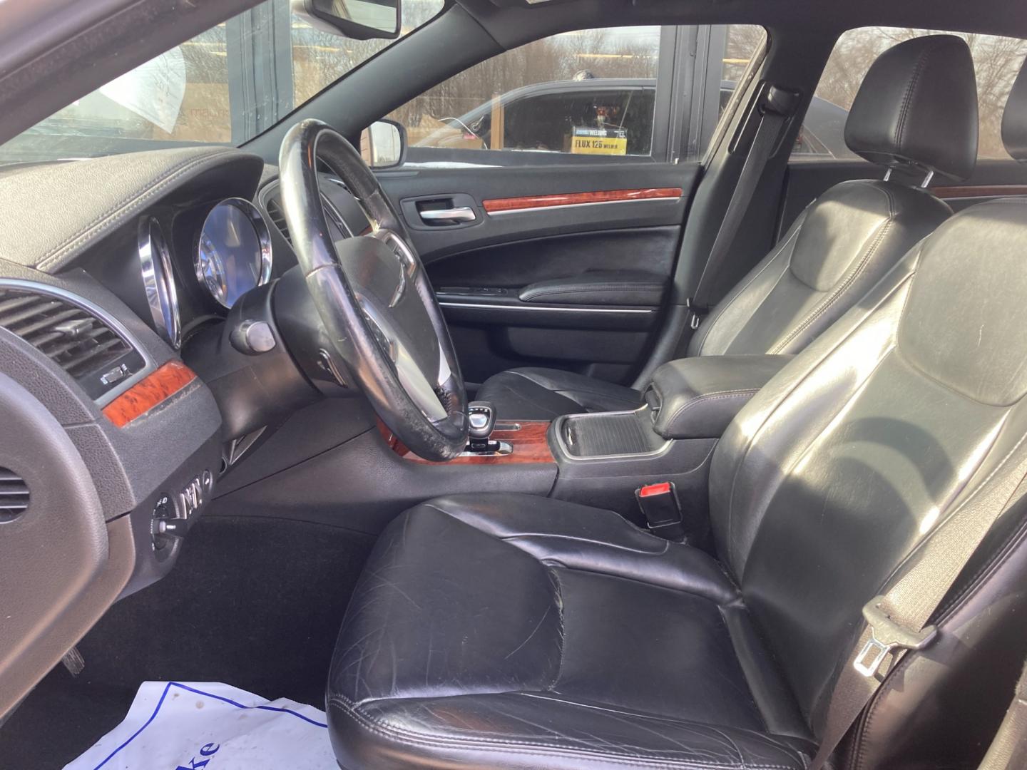 2013 Billitt Silver Chrysler 300 RWD (2C3CCAAG6DH) with an 3.6L V6 SOHC 24V engine, 8-Speed Automatic transmission, located at 1800 South Ihm Blvd, Freeport, IL, 61032, (815) 232-5543, 42.278645, -89.607994 - Photo#4