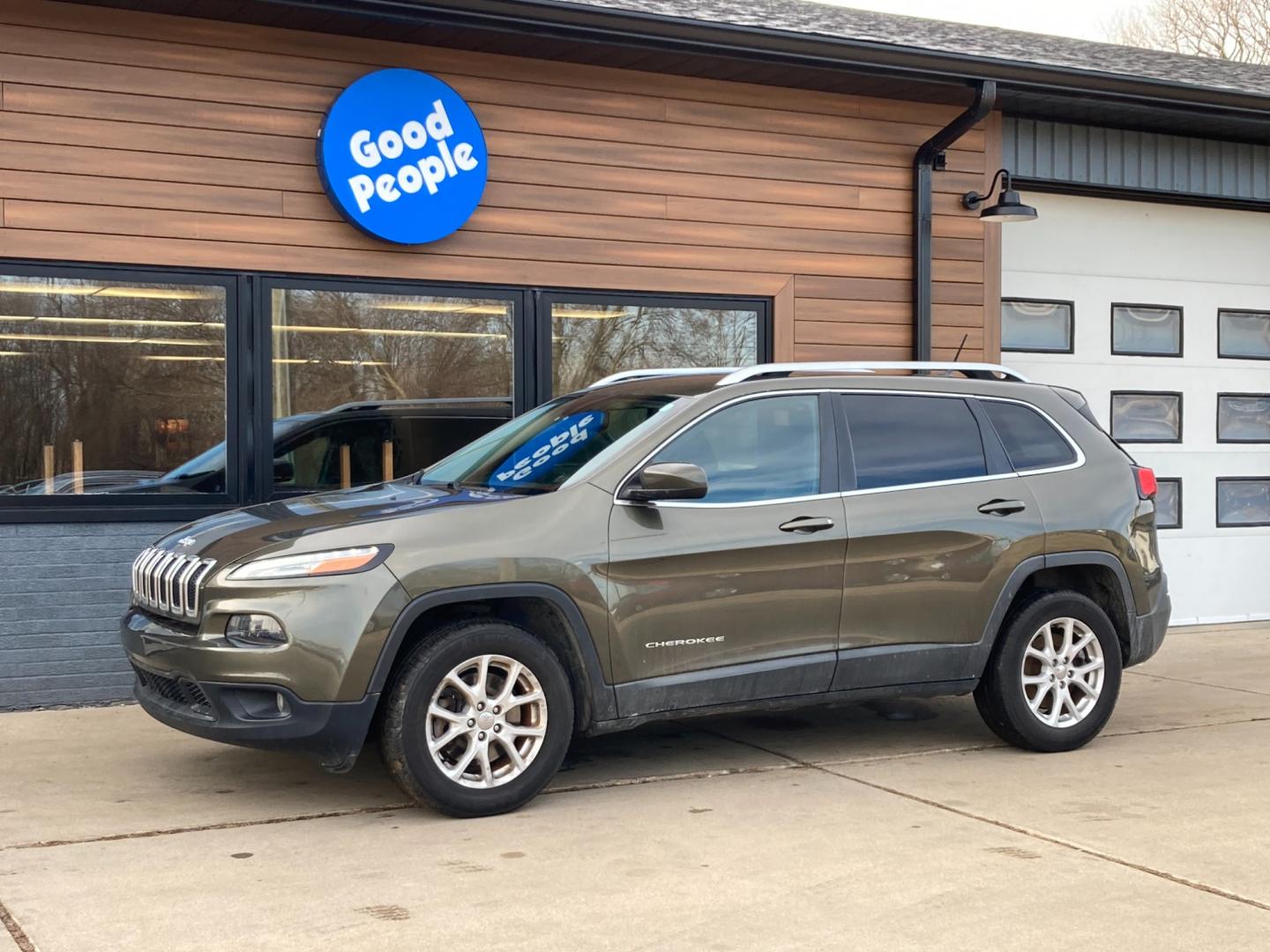 2014 Eco Green Pearl Jeep Cherokee Latitude 4WD (1C4PJMCB5EW) with an 2.4L L4 DOHC 16V engine, 9-Speed Automatic transmission, located at 1800 South Ihm Blvd, Freeport, IL, 61032, (815) 232-5543, 42.278645, -89.607994 - Cherokee Latitude 4D SUV 4WD - Photo#3