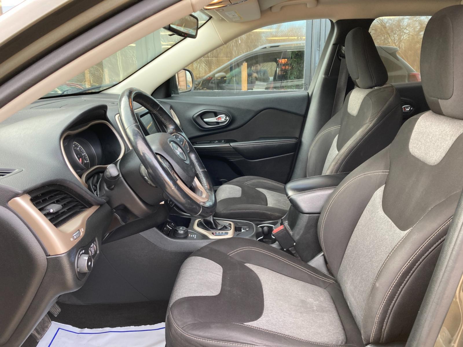 2014 Eco Green Pearl Jeep Cherokee Latitude 4WD (1C4PJMCB5EW) with an 2.4L L4 DOHC 16V engine, 9-Speed Automatic transmission, located at 1800 South Ihm Blvd, Freeport, IL, 61032, (815) 232-5543, 42.278645, -89.607994 - Cherokee Latitude 4D SUV 4WD - Photo #4