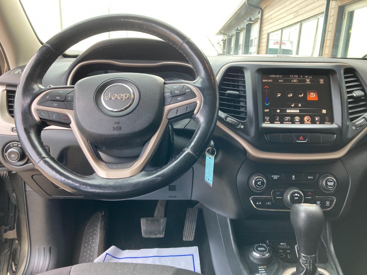 2014 Eco Green Pearl Jeep Cherokee Latitude 4WD (1C4PJMCB5EW) with an 2.4L L4 DOHC 16V engine, 9-Speed Automatic transmission, located at 1800 South Ihm Blvd, Freeport, IL, 61032, (815) 232-5543, 42.278645, -89.607994 - Cherokee Latitude 4D SUV 4WD - Photo#5