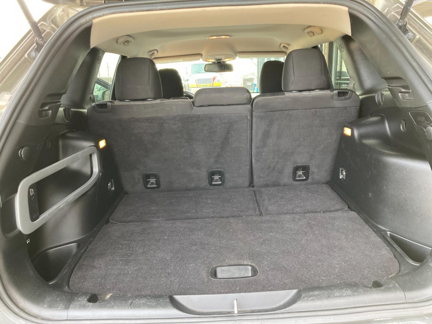 2014 Eco Green Pearl Jeep Cherokee Latitude 4WD (1C4PJMCB5EW) with an 2.4L L4 DOHC 16V engine, 9-Speed Automatic transmission, located at 1800 South Ihm Blvd, Freeport, IL, 61032, (815) 232-5543, 42.278645, -89.607994 - Cherokee Latitude 4D SUV 4WD - Photo#8