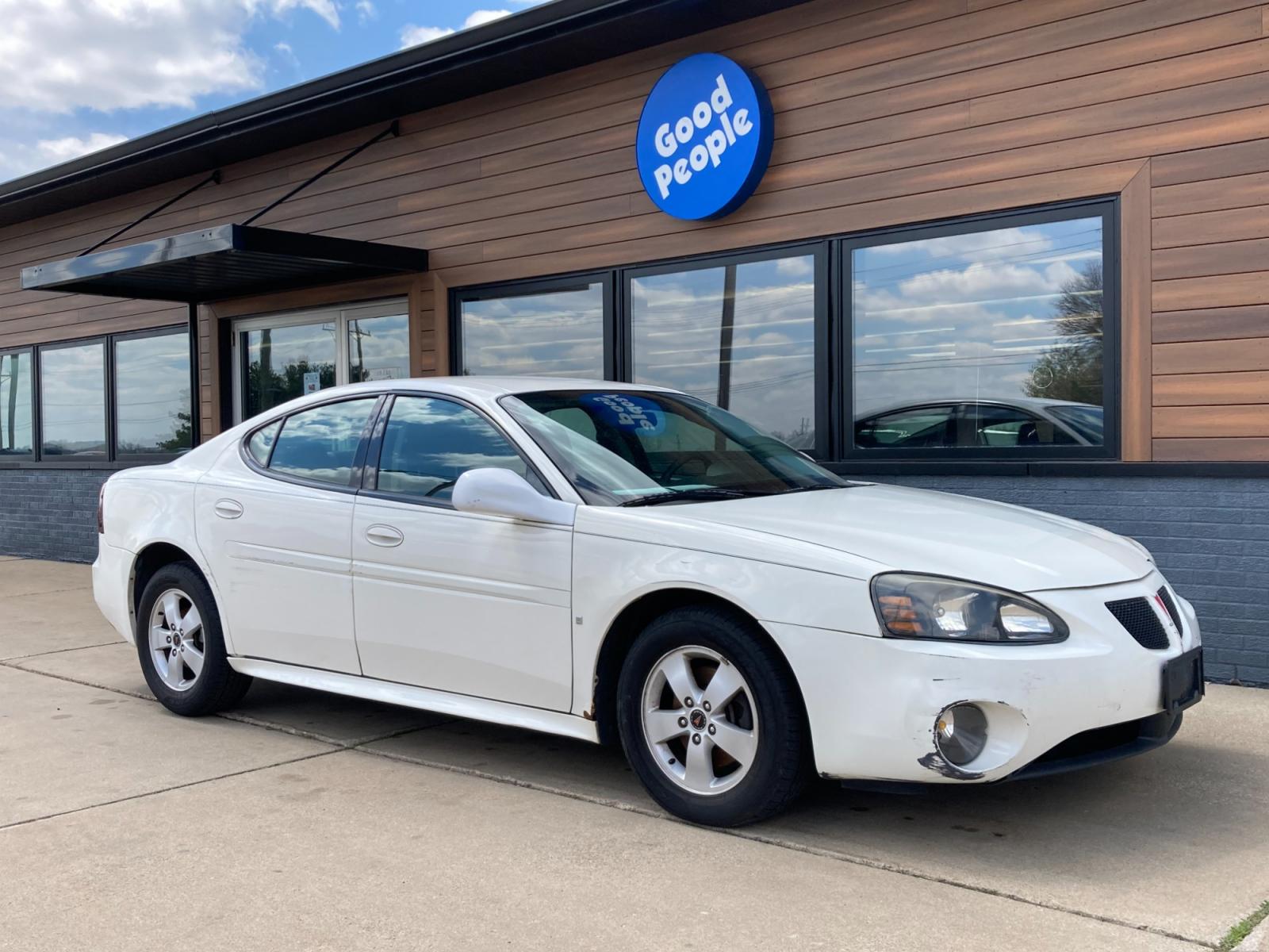 2006 Arctic White Pontiac Grand Prix Base (2G2WP552061) with an 3.8L V6 OHV 12V engine, 4-Speed Automatic Overdrive transmission, located at 1800 South Ihm Blvd, Freeport, IL, 61032, (815) 232-5543, 42.278645, -89.607994 - Photo #0
