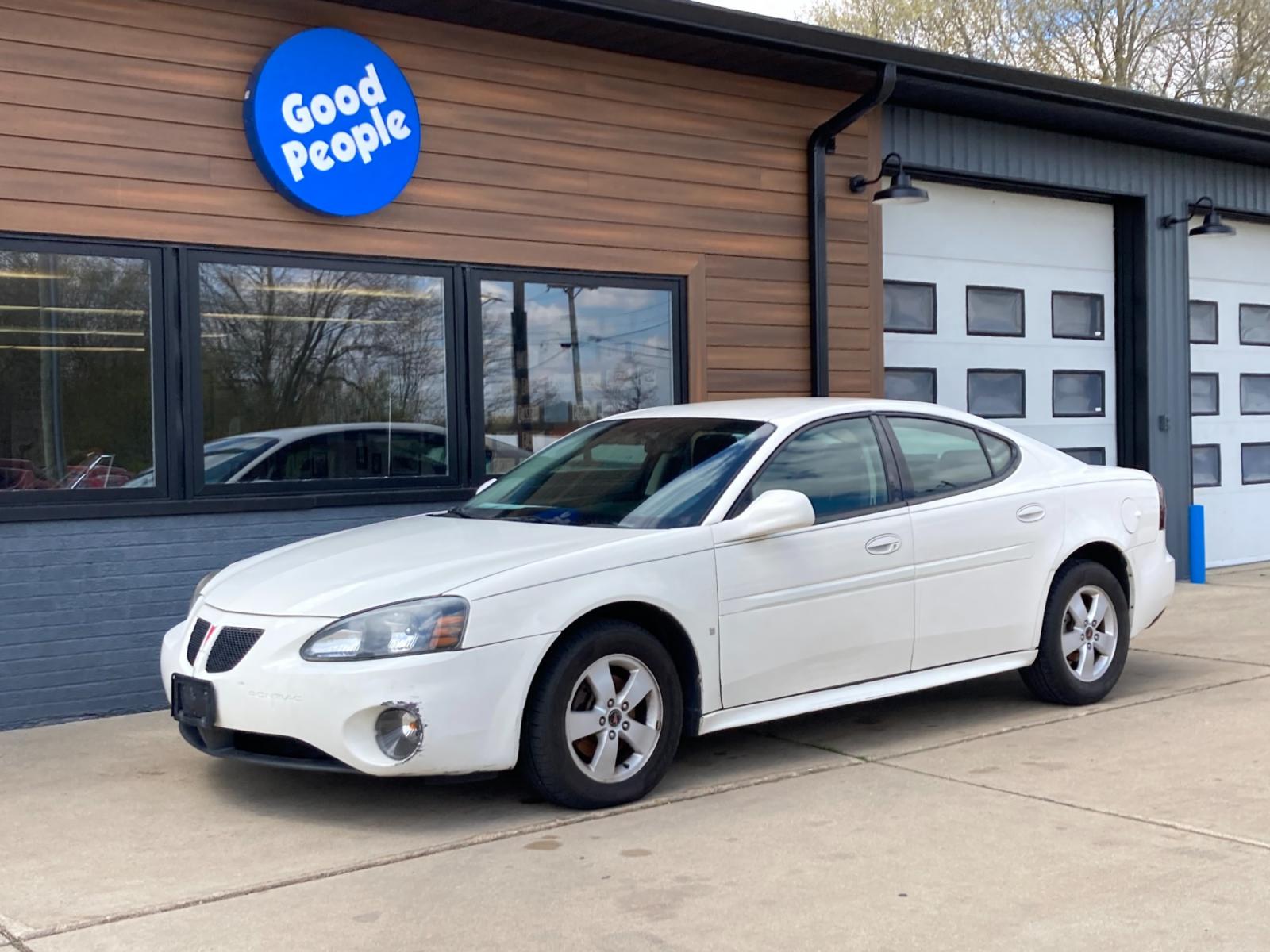 2006 Arctic White Pontiac Grand Prix Base (2G2WP552061) with an 3.8L V6 OHV 12V engine, 4-Speed Automatic Overdrive transmission, located at 1800 South Ihm Blvd, Freeport, IL, 61032, (815) 232-5543, 42.278645, -89.607994 - Photo #3