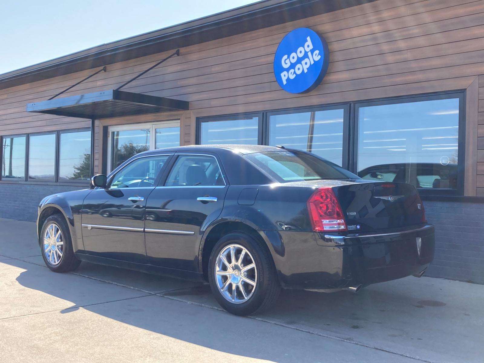 2009 Jet Black Chrysler 300 C AWD (2C3LK63T59H) with an 5.7L V8 OHV 16V engine, 5-Speed Automatic transmission, located at 1800 South Ihm Blvd, Freeport, IL, 61032, (815) 232-5543, 42.278645, -89.607994 - 300 C 4D Sedan AWD - Photo #2