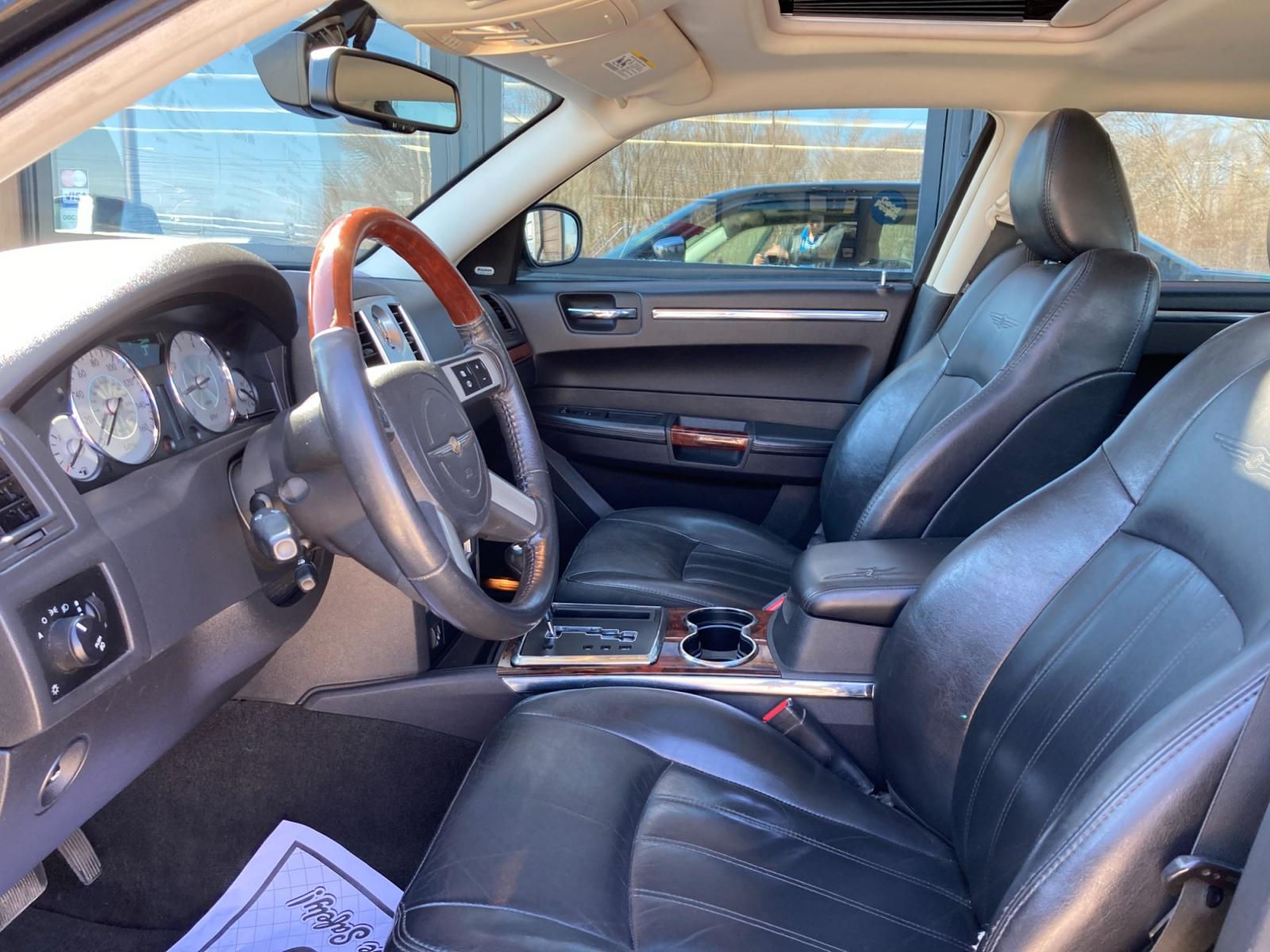 2009 Jet Black Chrysler 300 C AWD (2C3LK63T59H) with an 5.7L V8 OHV 16V engine, 5-Speed Automatic transmission, located at 1800 South Ihm Blvd, Freeport, IL, 61032, (815) 232-5543, 42.278645, -89.607994 - 300 C 4D Sedan AWD - Photo #5