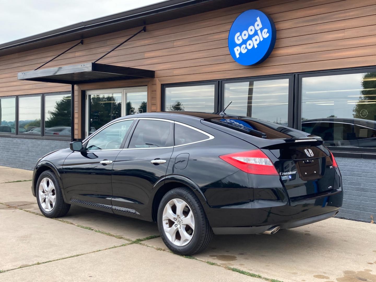 2012 Crystal Black Honda Accord Crosstour EX-L V-6 4WD w/ Navigation (5J6TF2H51CL) with an 3.5L V6 SOHC 24V engine, 5-Speed Automatic transmission, located at 1800 South Ihm Blvd, Freeport, IL, 61032, (815) 232-5543, 42.278645, -89.607994 - Photo#2