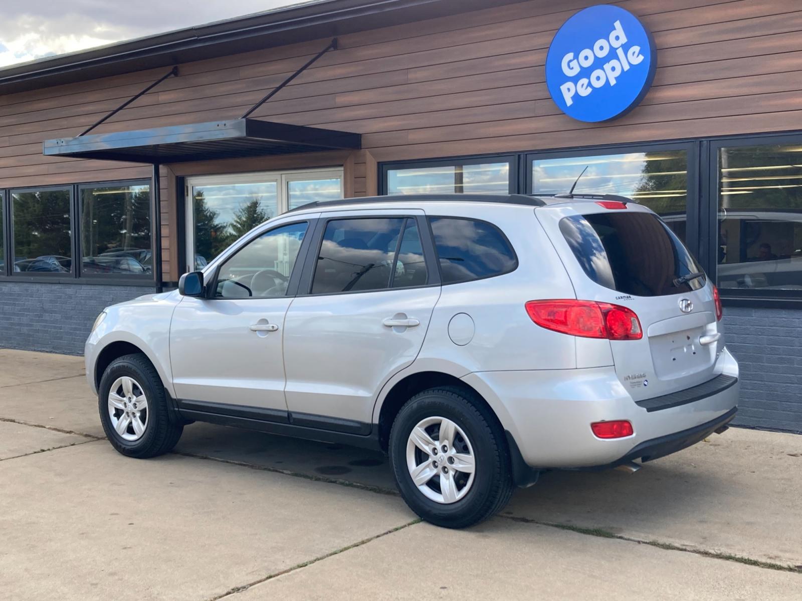 2009 Silver Hyundai Santa Fe GLS (5NMSG13D59H) with an 2.7L V6 DOHC 24V engine, located at 1800 South Ihm Blvd, Freeport, IL, 61032, (815) 232-5543, 42.278645, -89.607994 - Santa Fe GLS 4D SUV FWD - Photo #2