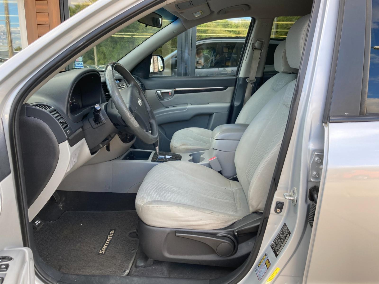 2009 Silver Hyundai Santa Fe GLS (5NMSG13D59H) with an 2.7L V6 DOHC 24V engine, located at 1800 South Ihm Blvd, Freeport, IL, 61032, (815) 232-5543, 42.278645, -89.607994 - Santa Fe GLS 4D SUV FWD - Photo #4