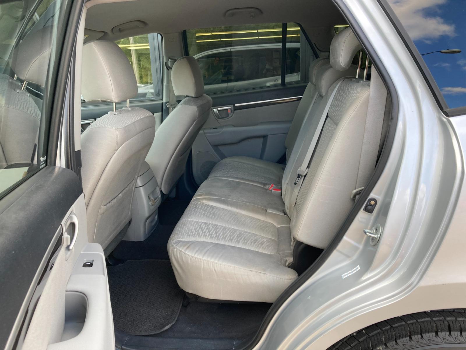 2009 Silver Hyundai Santa Fe GLS (5NMSG13D59H) with an 2.7L V6 DOHC 24V engine, located at 1800 South Ihm Blvd, Freeport, IL, 61032, (815) 232-5543, 42.278645, -89.607994 - Santa Fe GLS 4D SUV FWD - Photo #7